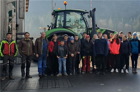 Die Schüler der Oberstufe Oberwil verbrachten einen spannenden Tag beim Diemtigtaler Unternehmen Mani & Kunz.