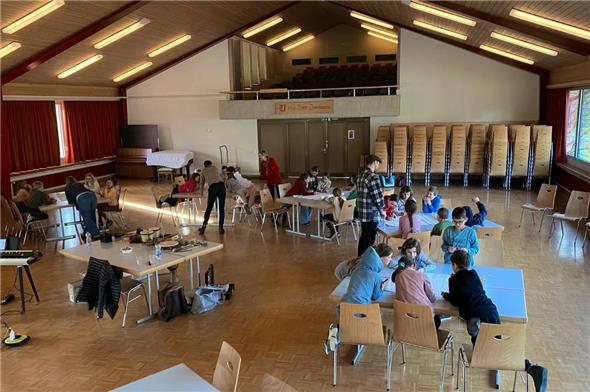 Die Schüler der Volksschule Zweisimmen arbeiteten konzentrierten am Schulsong.