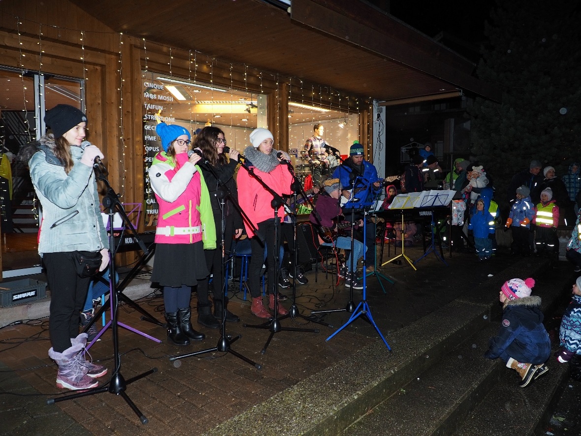 Die Schülerband der 7. Klasse mit Lehrer Lukas Matti.