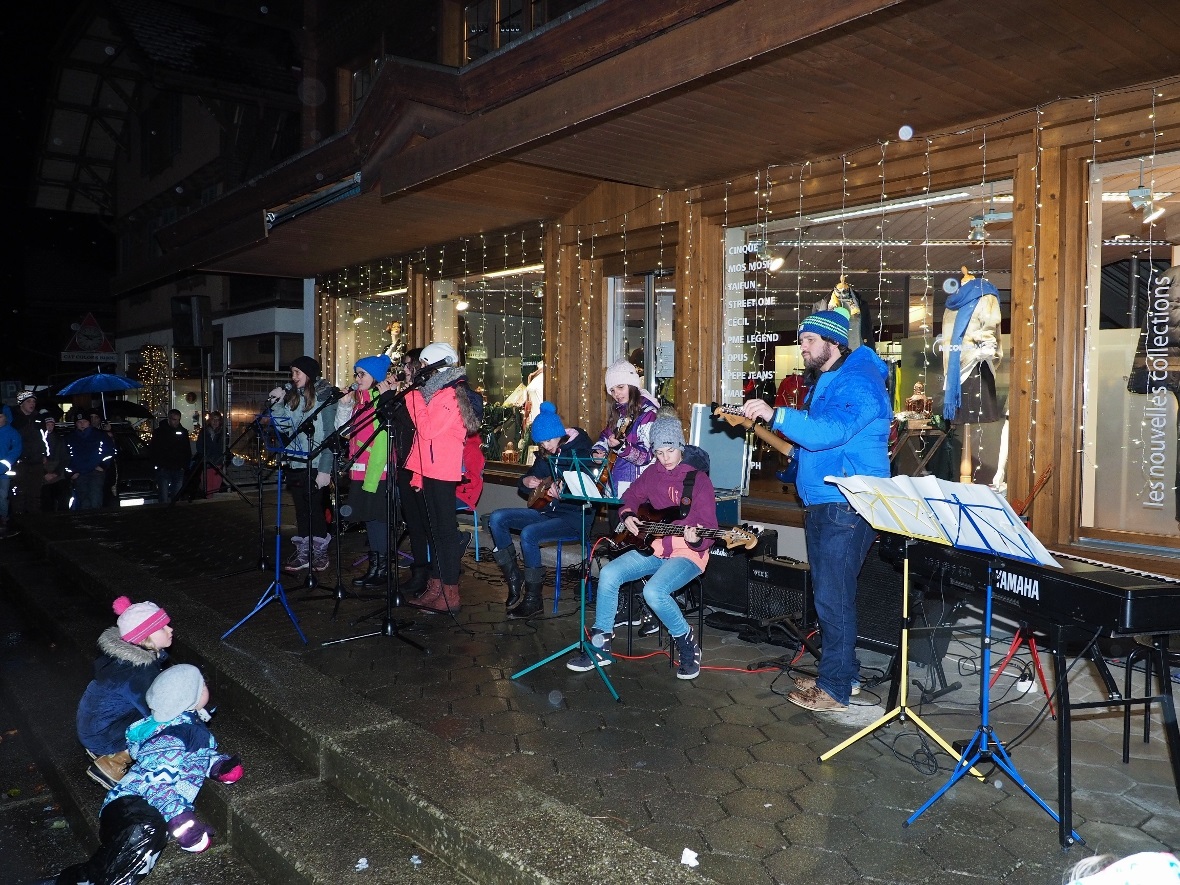 Die Schülerband der 7. Klasse mit Lehrer Lukas Matti.
