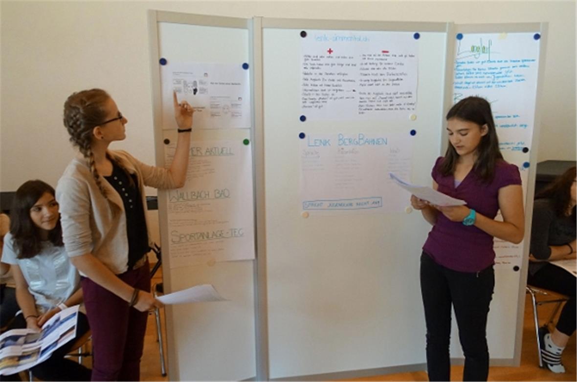 Die Schülerinnen erklären in einem Vortrag das Ergenis ihrer Arbeit.