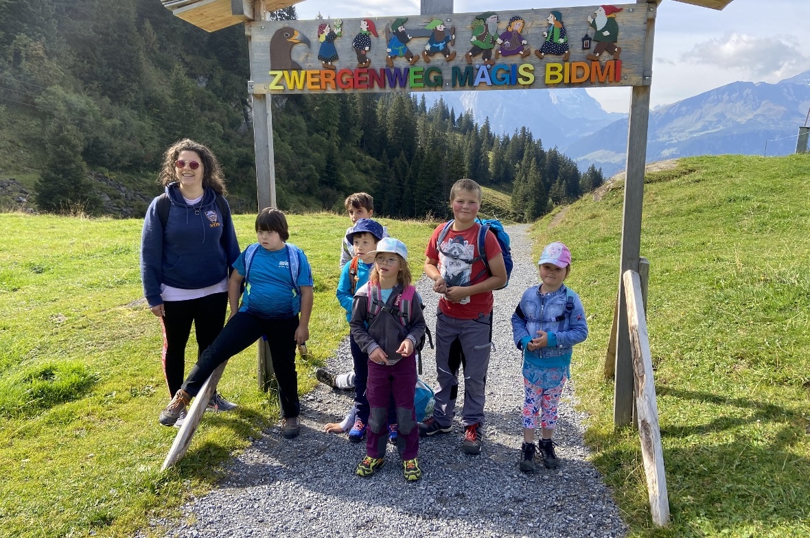 Die Schülerinnen und Schüler am Start des Muggestutzweges mit Praktikantin Tanja Lussi.