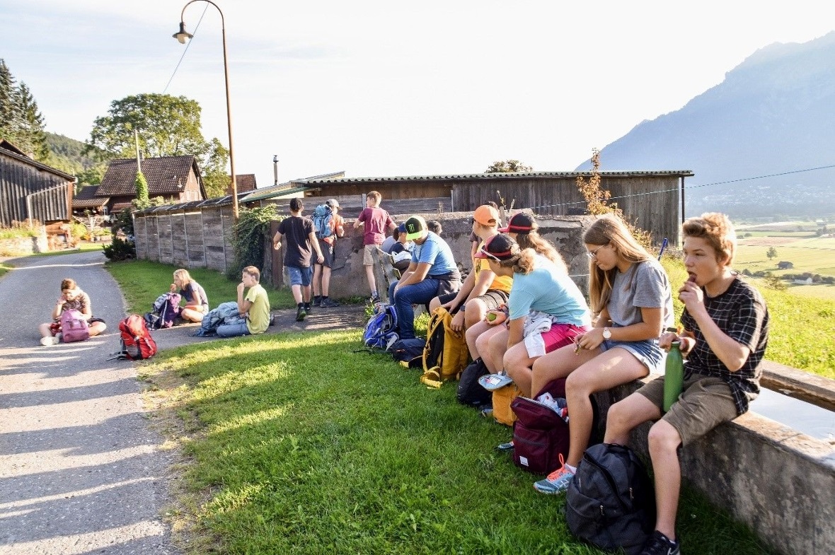 Die Schülerinnen und Schüler der 7./8. Real bei einer Picknick-Pause.