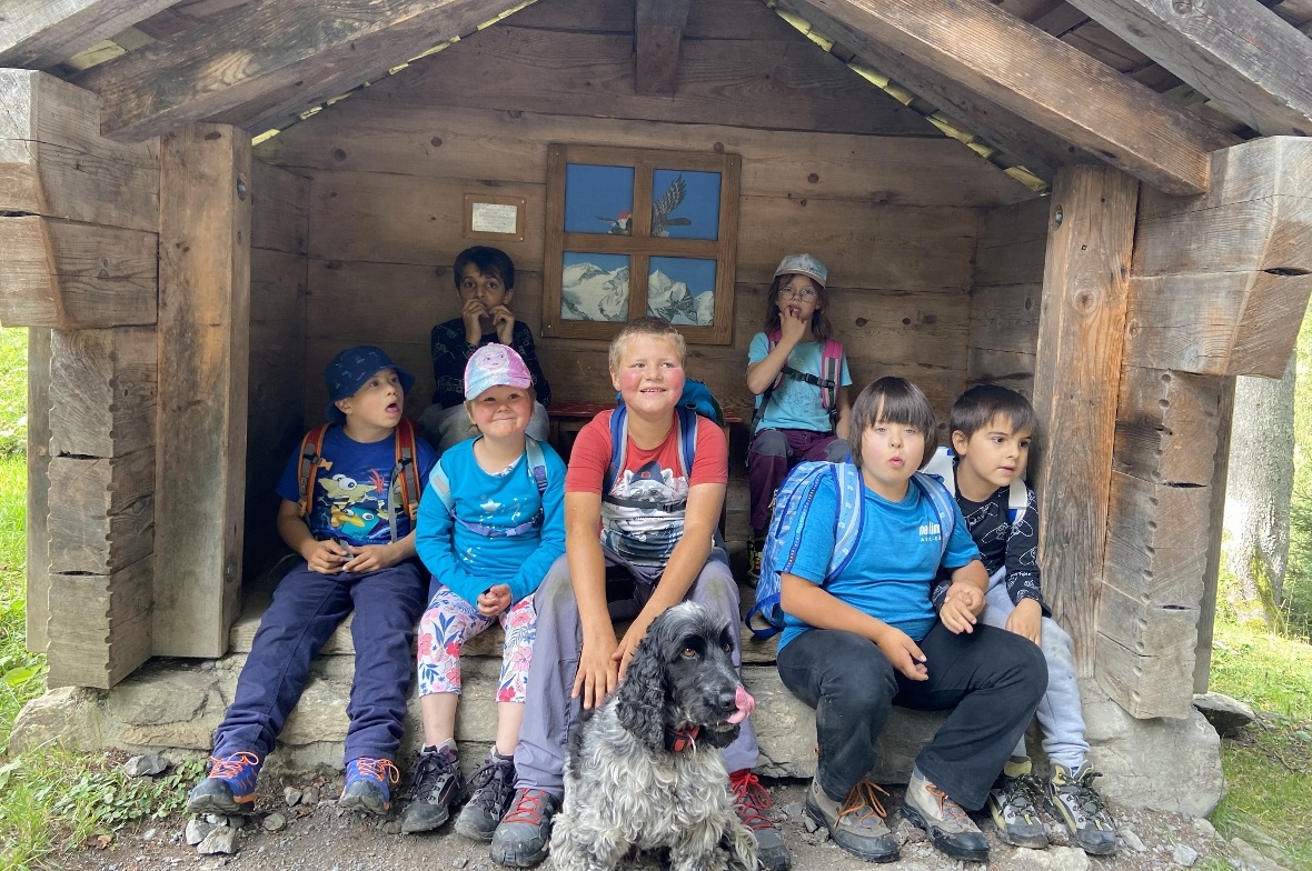 Die Schülerinnen und Schüler nach vollbrachter Wanderung mit Hund Siljan.
