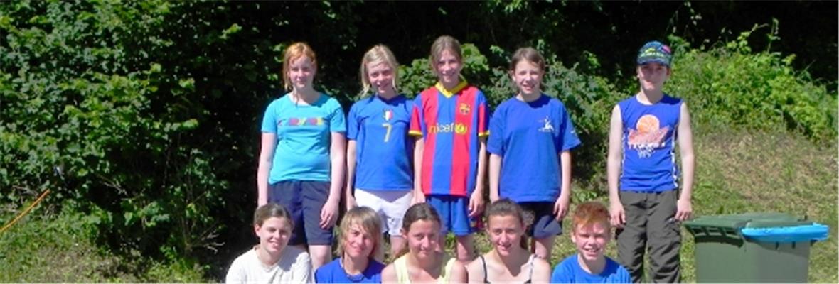 Die Schülermannschaft mit hinten von links: Jeannine Rampe, Joëlle Zingg, Andrea Rufener, Larissa Cottier, Matthias Bühler. Sitzend: Karin Stucki (Coach), Solomon Ganter, Bettina + Astrid Meister, Matteo Bolzli. Liegend: Enrico Bolzli