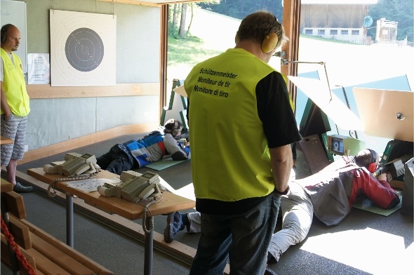 Die Schützenmeister als Standaufsicht sorgten dafür, dass am Feldschiessen die Gewehrmanipulation klappte und die Sicherheit für alle gewährleistet war.
