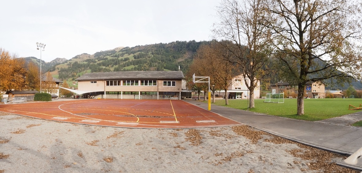 Die Schulanlage Zweisimmen mit den vier Geäuden: Ganz Links altes Sekundarschulh...