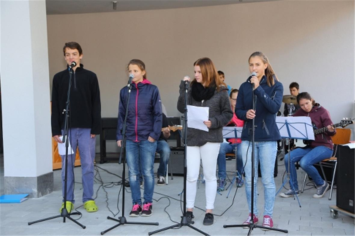 Die Schulband spielt und singt an der Eröffnungsfeier.