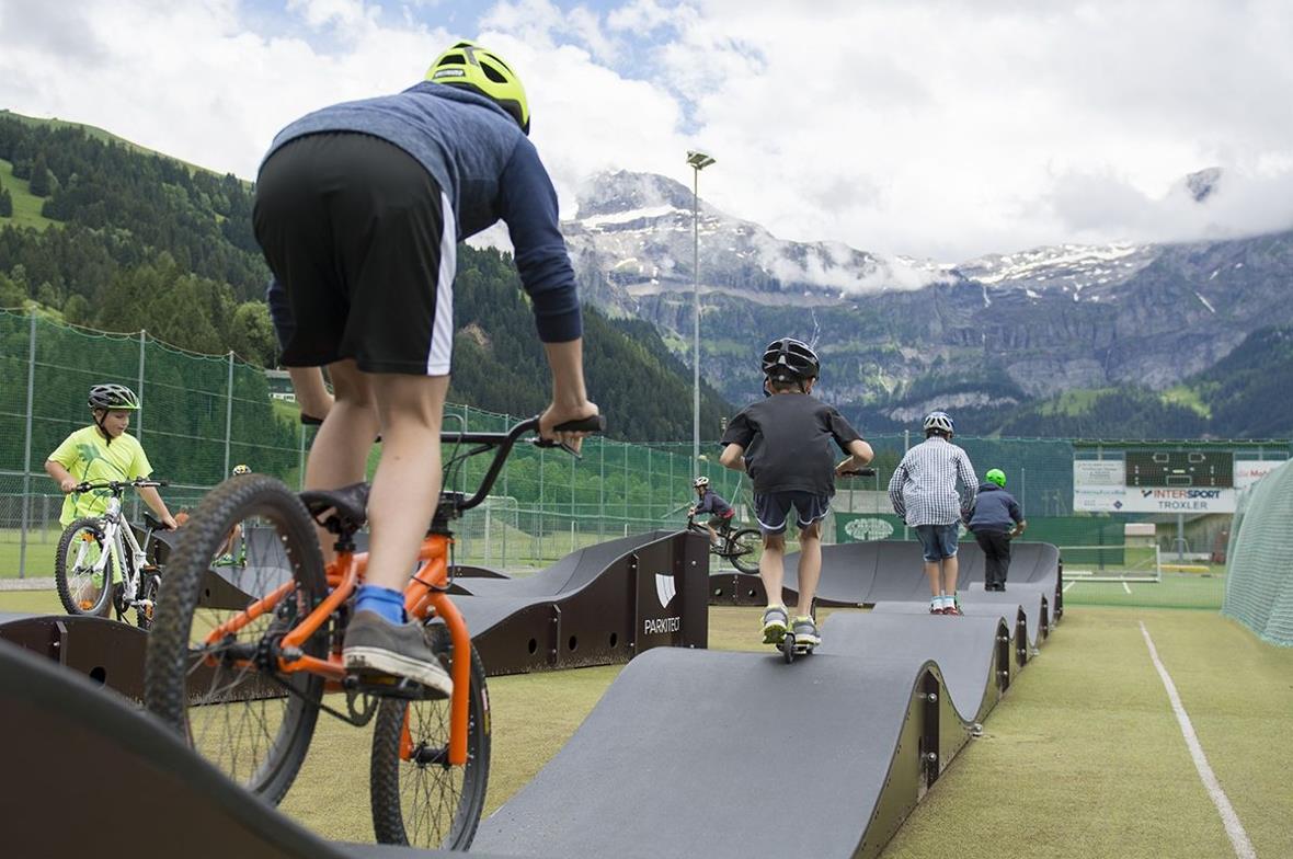 Die Schulkinder genossen am Schuljahresabschlussfest die Möglichkeit, mit ihren Velos und Miniscooter die ersten Runden auf dem Pumptrack zu absolvieren.