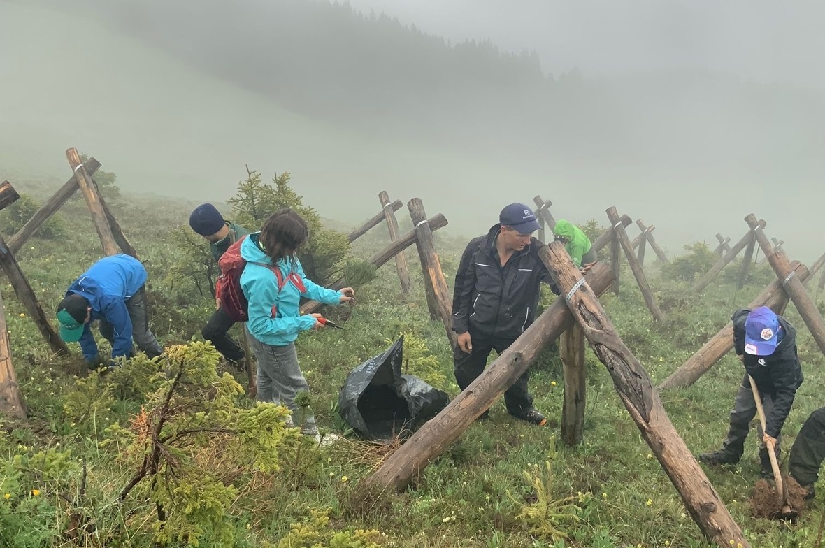 Die Schulkinder zwischen den Dreibeinböcken bei der Arbeit.