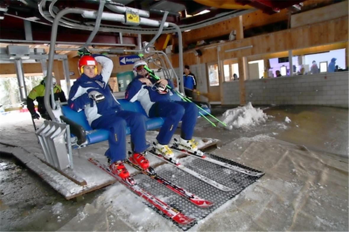 Die Schweizer Pfyl Thomas und Brügger Michael am Wallegg Lift.