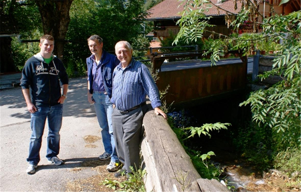 Die Schwellen-Verantwortlichen Ramon Kunz, Hansueli Siegenthaler und Christian Aegerter am Hüpbach-Strassen-Durchlass