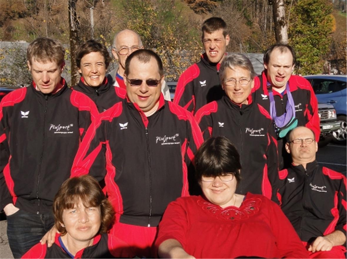 Die Schwimmgruppe Gstaad in Langnau. Der Sieger Daniel Reuteler steht in der Mitte (mit Sonnenbrille).