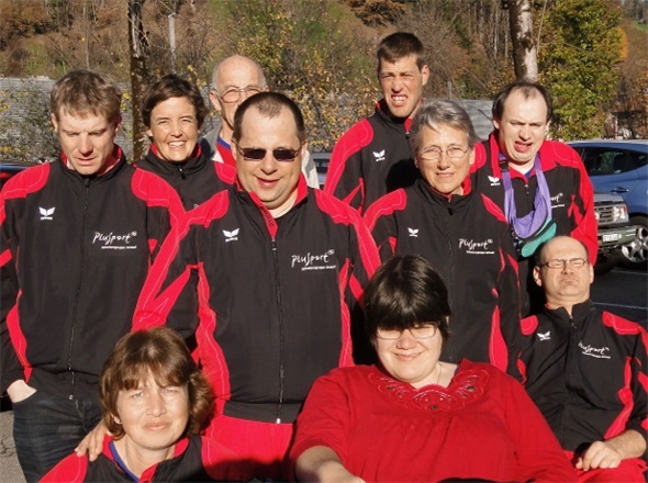 Die Schwimmgruppe Gstaad in Langnau. Der Sieger Daniel Reuteler steht in der Mitte (mit Sonnenbrille).
