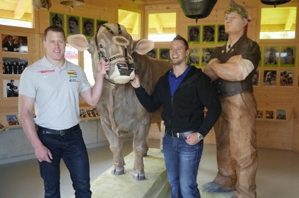 Die Schwingerkönige Matthias Sempach und Kilian Wenger mit dem naturgetreuen Holz-Muni «Arnold» aus Frauenfeld.