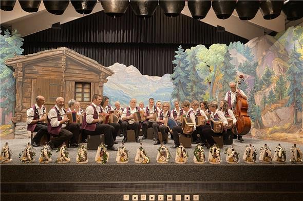 Die Schwyzerörgeli Grossformation Simmental Saanenland spielte an ihrem Ländlertreffen in Zweisimmen vor vollem Saal.