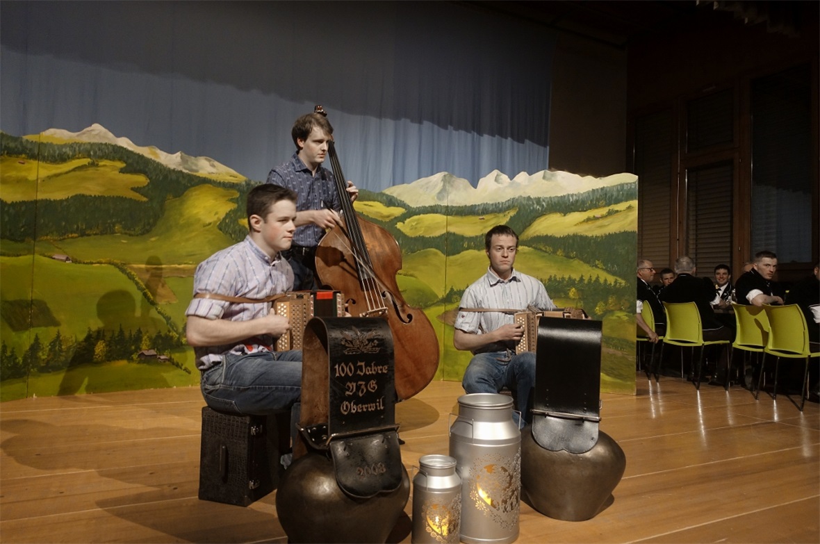 Ein unvergesslicher Abend voller Tradition und Musik Die Seebergörgeler mit Lukas Mani, Fabian Nacht sowie Simon Gfeller.