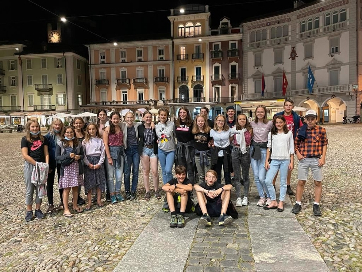Die Sek-Klasse beim Abendflanieren in Locarno.