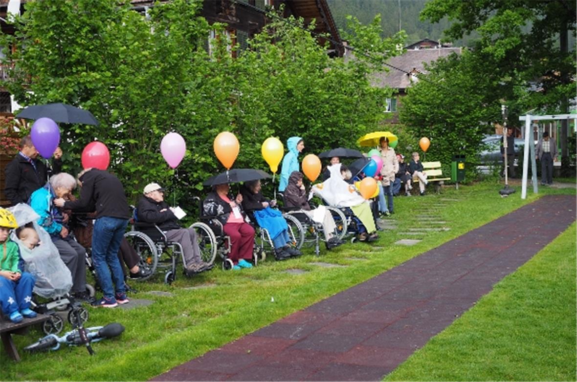 Die Senioren des Alterszentrums Bergsonne waren zur Einweihung des Spielplatzes ...