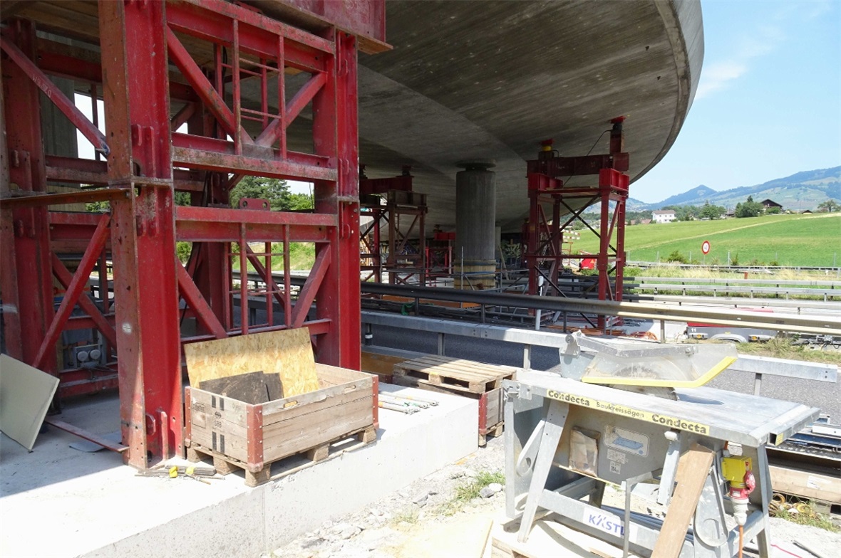 Die Sicht von unten auf die Brücke der A6 Anschluss Spiez.