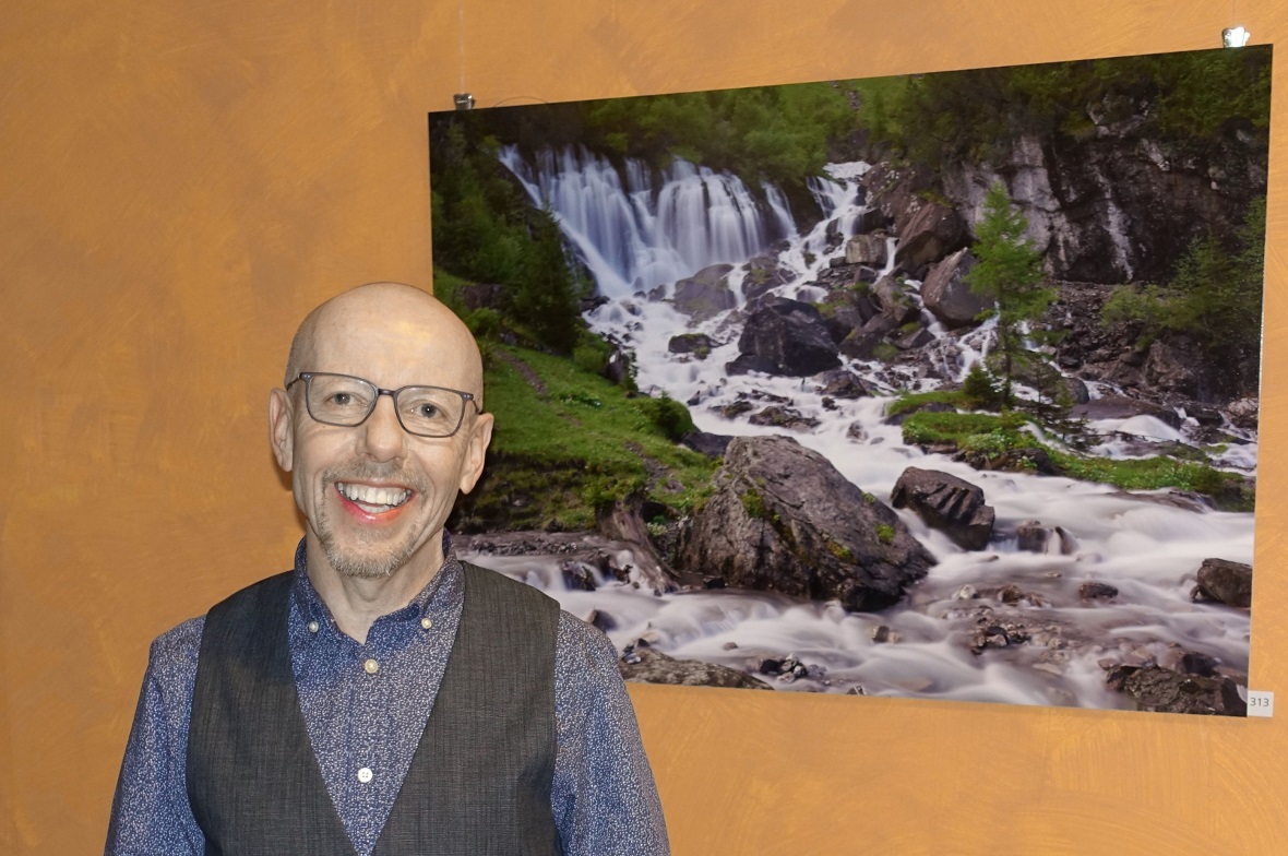 Die Siebenbrunnen geben dem «spa resort 7 sources» den Namen; so dürfen sie auch prominent im Eingangsbereich des Lenkerhof Spas hängen, was Fotograf Fredi Strobl freut.