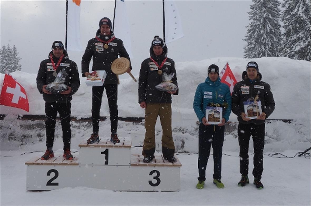 Die Sieger Herren U20 werden bei schönem Schneefall geehrt.