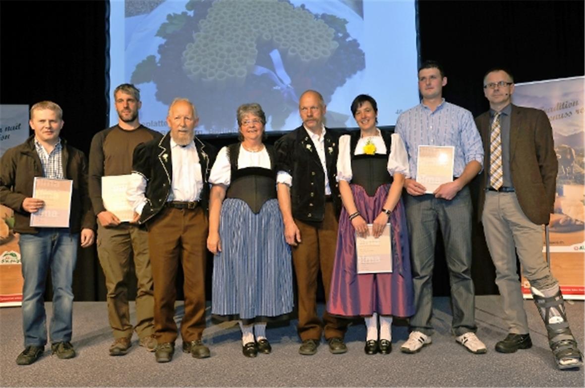 Die Sieger aller Kategorien der 13. OLMA Alpkäse-Prämierung: Toni Holdener, Muotathal (Halbhartkäse), Felix Tanner, Vals (Schaf- und Ziegenkäse), Stephan und Heidi Sarbach-Aellig, Adelboden (Hobelkäse), Kurt und Vreni Schletti, Lenk (Hartkäse), Tomasz Zerebiec, Grüsch (Mutschli) sowie Markus Hobi (Jury-Vorsitz).
