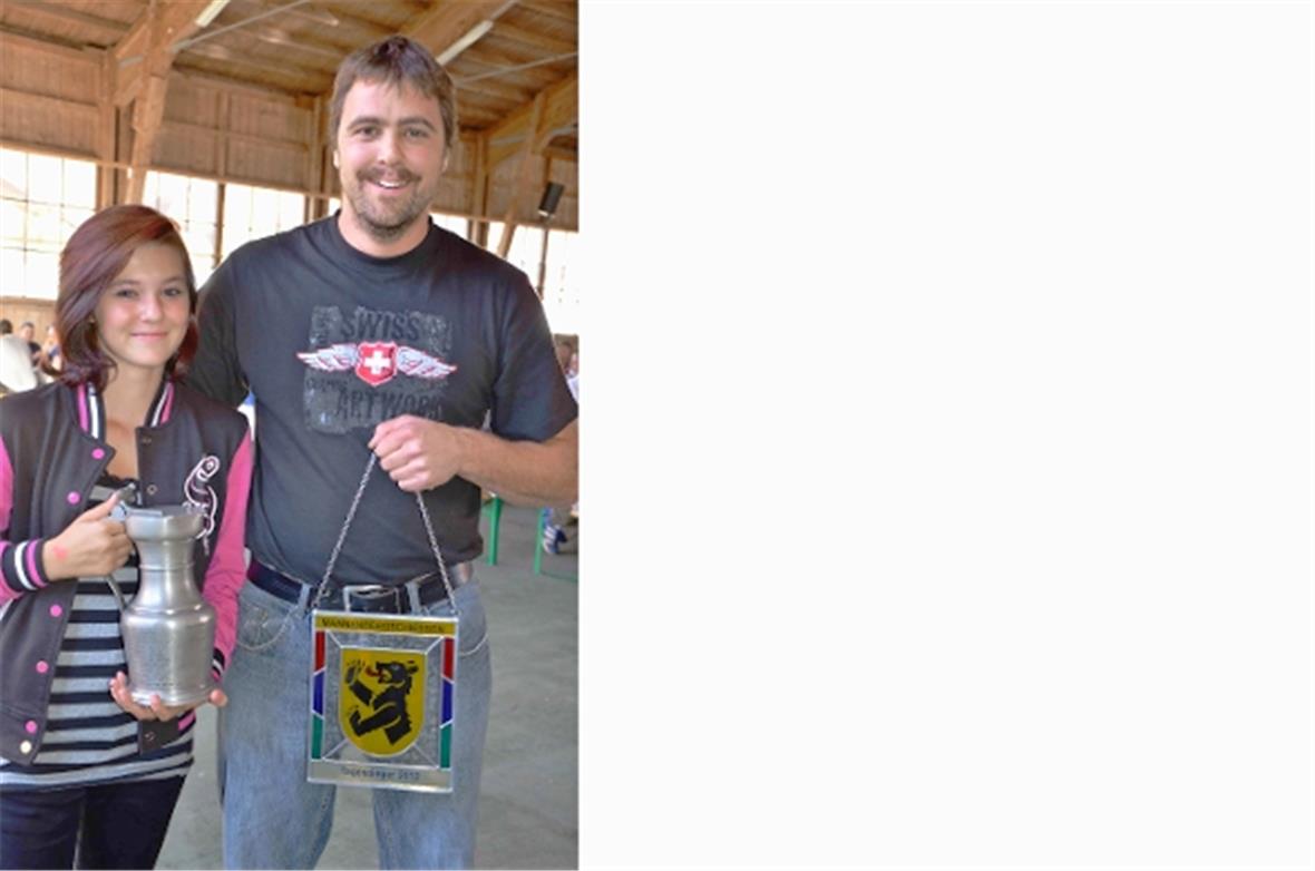 Die Sieger am 78. Mannenbergschiessen: Jugendschützin Carole Feuz, der Zweisimmen-Schützen und Tagessieger Roland Zumbrunnen der Freischützen St. Stephan.