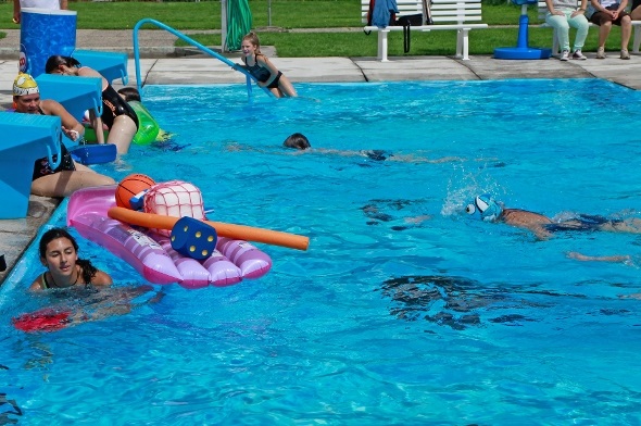 Die Sieger am Ziel. Das Glück schwimmt mit.