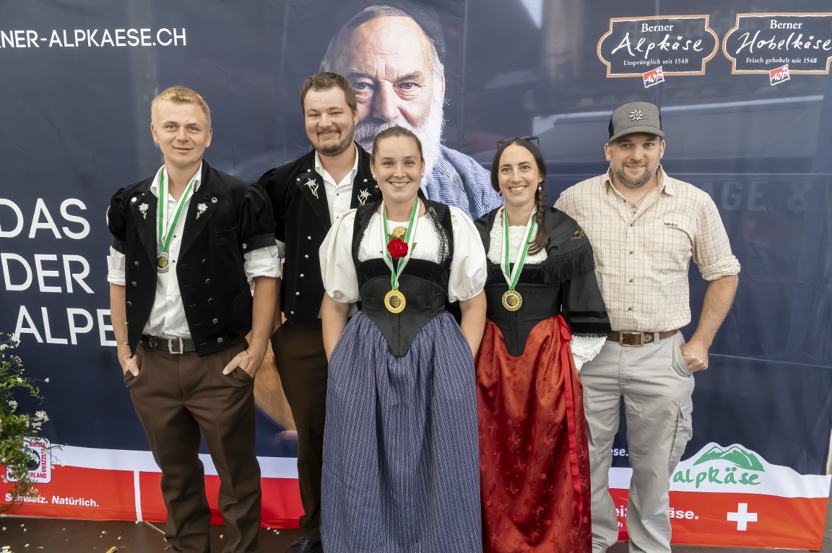 Die Sieger der Kategorie «Coeur des Alpes» Berner Alpkäse AOP: 2. Rang für Patrick Kuhnen (St. Stephan, Alp Ritzberg), 1. Rang für Christian Röthlisberger und Tanja Haldemann (Zweisimmen, Alp Wildeneggli) und 3. Rang für Cornelia und Ferdi Ziegler-Herrmann (Lauenen, Alp Parwengen-Kessel).