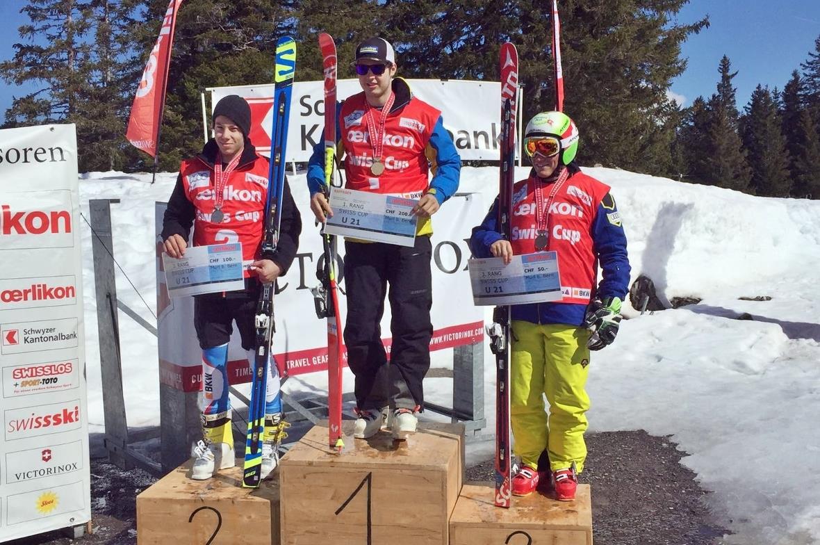 Die Sieger der Kategorie U21: Gewinner des Super-G Lars Rösti, Gianluca Amstutz, (links) auf Rang 2 und Semyel Bissig, Rang 3.