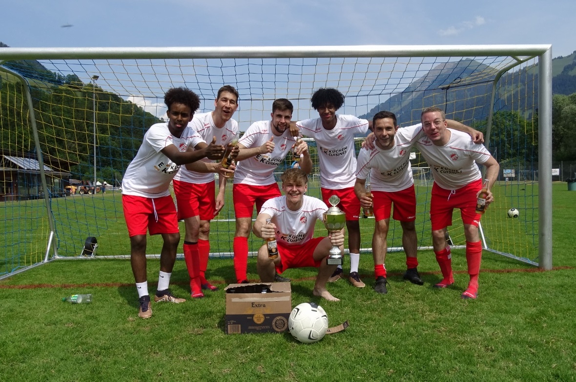 Die Sieger des Firmencups 2023: Die Mannschaft von Sanitas Troesch.