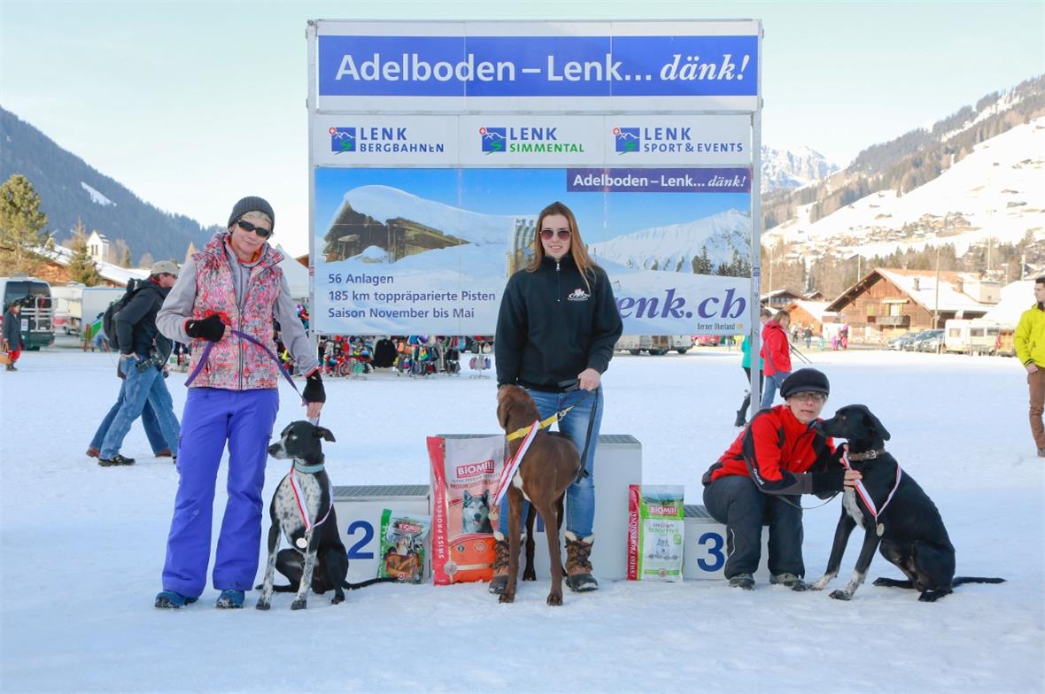 Die Sieger im Skijöring: 1. Lena Weilemann, 2. Martina Schmid und 3. Jolanda Küb...