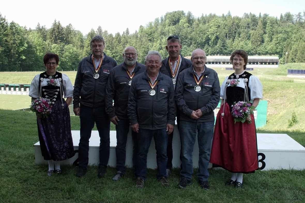 Starke Simmentaler Schützen Die Siegergruppe im Feld D: Die Schützengesellschaft Erlenbach-Wimmis: Walter Sigrist, Jöggu Baumberger, Hans-Rudolf Fankhauser, Fritz Kunz und Erwin Boss, flankiert von den beiden Ehrendamen Franziska Lehnherr und Franziska Wenger.