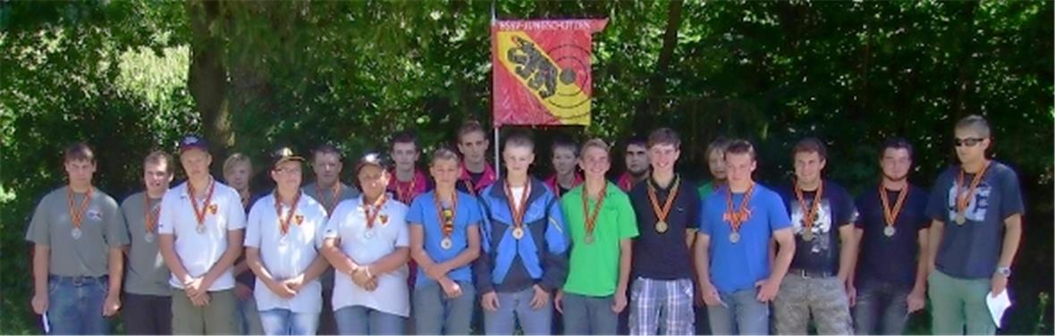 Die Siegergruppen der kantonalen Gruppenmeisterschaft Jugendliche und Jungschützen (vorne von links: Plagne Campagne, Rüschegg-Graben-Feld und MS Schwanden bei Sigriswil 1; hinten: Konolfingen 1, Erlenbach-Latterbach 1 und Schwanden-Sigriswil 1).