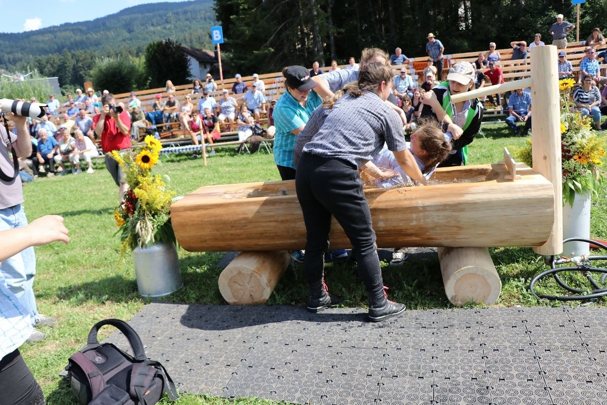 Die Siegerin Melissa Klossner wird in den Brunnen getaucht.