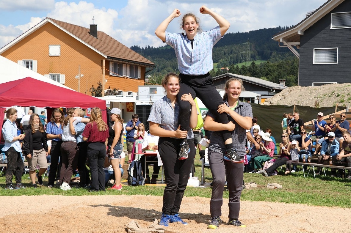 Die Siegerin Melissa Klossner wird von ihren Schwestern Vanessa und Valenzia gefeiert.