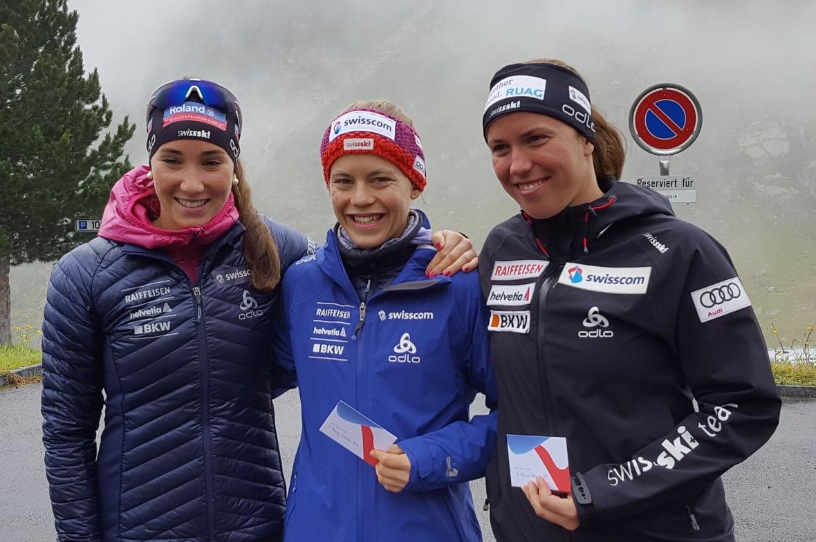 Die Siegerin der Gesamtwertung, Susi Meinen aus Boltigen, umringt von Aita Gasparin (links) und Lena Häcki.