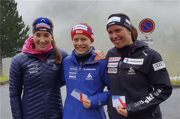 Die Siegerin der Gesamtwertung, Susi Meinen aus Boltigen, umringt von Aita Gasparin (links) und Lena Häcki.