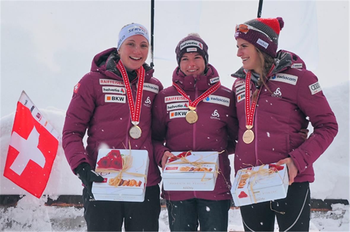 Die Siegerinnen der Damen: 2. Lydia Hiernickel OSSV/Riedern; 1. Nathalie von Siebenthal, BOSV/Turbach-Bissen;  3.  Alina Meier BSV/Davos