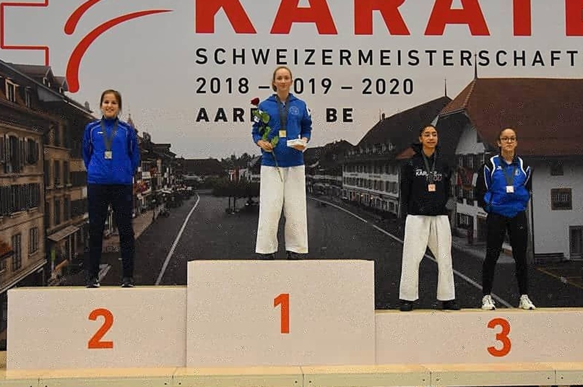 Die Siegerinnen der Kategorie U18 (bis 59 kg): auf dem 1. Platz Lorena Ellenberger, Karatedo Lyss-Aarberg, Lea Matti, Kenseikan Karate-Do Gstaad, auf dem 2. Platz und Lara Curty, Ippon Karaté Club Tivoli Genève, sowie Tatiana Duarte, Kihon La Chaux-de-Fonds auf dem 3. Platz.