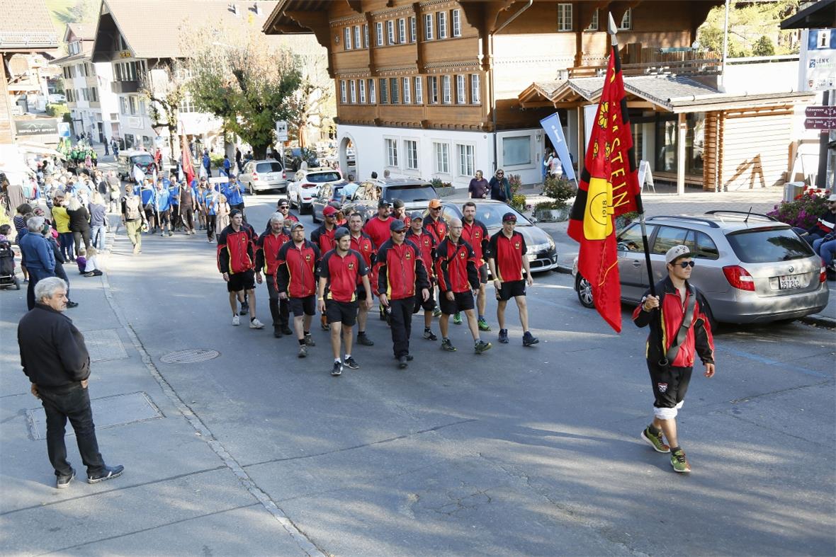 Die Siegermannschaft Trimstein beim Umzug durch das Dorf.