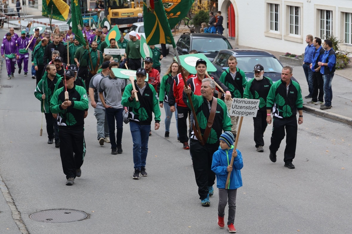Die Siegermannschaft im Umzug durch die Lenk.