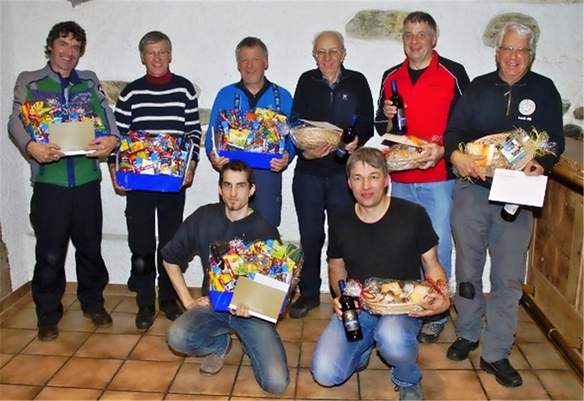 Die Siegerteams Erlebnisbad Lenk mit Silvio Winkler, Heinz Sahli, Peter Hübschi, Andreas Rieder und Oldies mit Armin Buchs, Hanspeter Fritschi, Walter Zbären, Peter Schwalm.