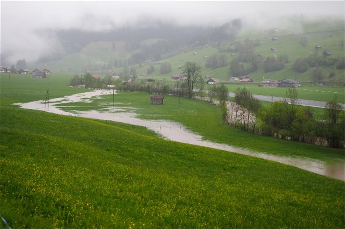 Die Simme hinter dem Flugplatz Zweisimmen überschwemmte leicht.