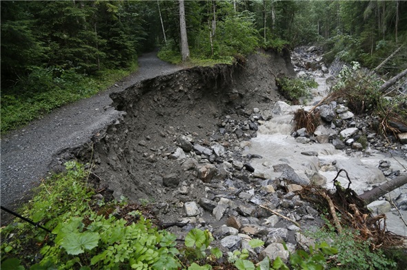 Die Simme überschoss bei der Barbarabrücke den Damm und floss im alten Simmenbett in den Bummerenbach und riss dort Wege und Teile des Waldes weg.