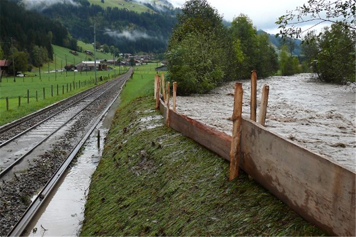 Die Simme unterspülte das Bahnbett der MOB, so dass die Stresse St. Stephan–Lenk...