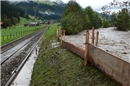 Die Simme unterspülte das Bahnbett der MOB, so dass die Stresse St. Stephan–Lenk...
