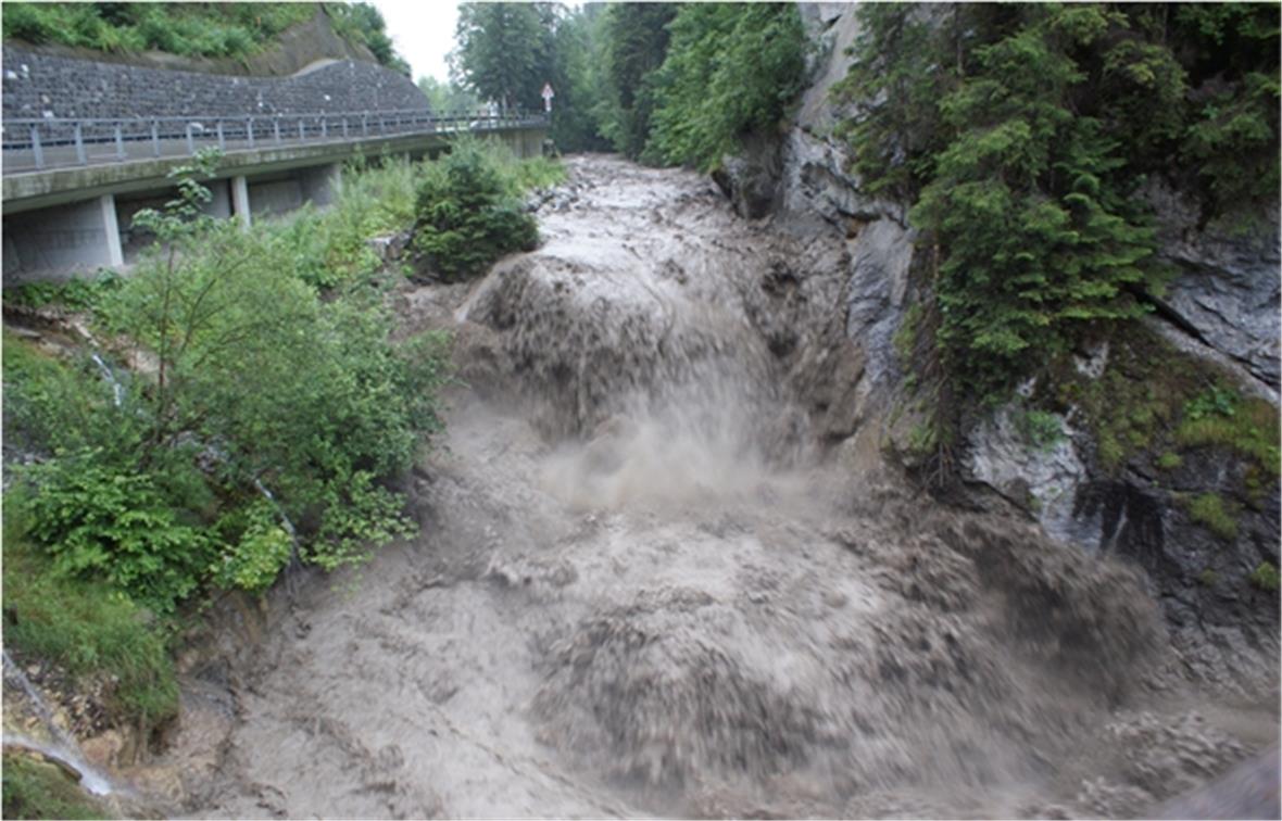 Die Simme verwandelte sich am vergangenen Freitagabend in eine braune Schlamm- und Geröllmasse. Die Aufnahme entstand um 19.30 Uhr am Laubeggfall unterhalb von Zweisimmen. Die Durchflussmenge hatte sich innerhalb wenigen Minuten von 20 auf 75m³/sec erhöht.