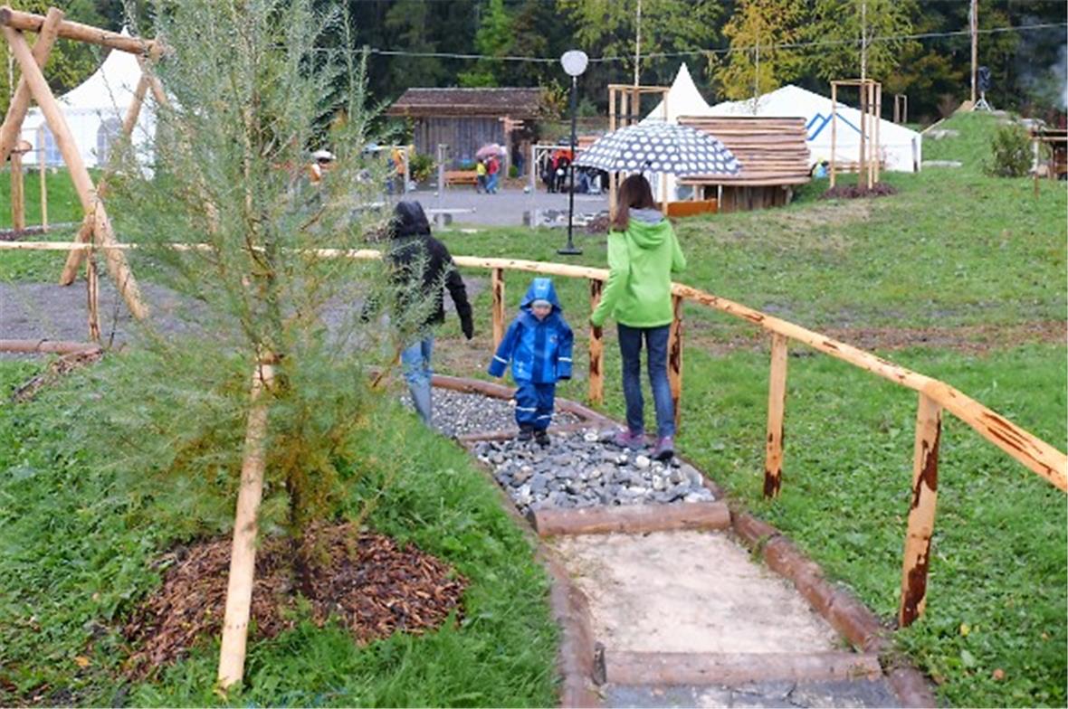 Die Sinne beim Sinnesparcours werden erst ohne Schuhe richtig geweckt. Dazu war ...